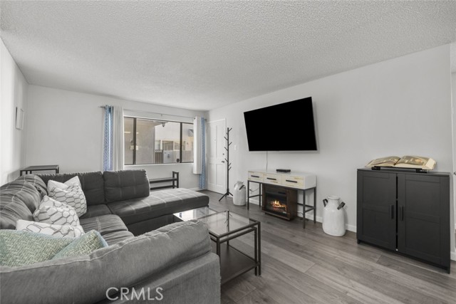 Detail Gallery Image 4 of 41 For 18555 Collins St #C18,  Tarzana,  CA 91356 - 2 Beds | 2 Baths