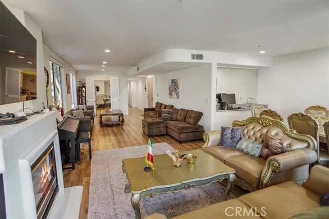 Detail Gallery Image 4 of 15 For 1819 Holmby #104,  Los Angeles,  CA 90025 - 2 Beds | 3 Baths