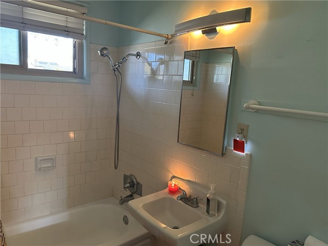 Detail Gallery Image 6 of 11 For 18605 Sequoia, Bloomington,  CA 92316 - 3 Beds | 1 Baths