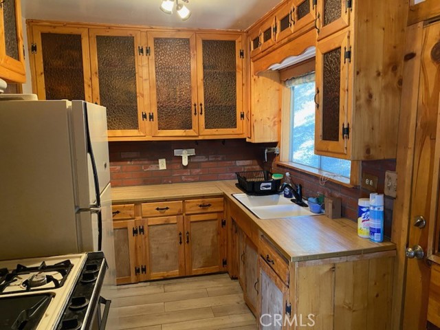 544 Community Drive, Lake Arrowhead CA: https://media.crmls.org/medias/2261a2df-79a0-4f15-970f-32122aa35d0c.jpg