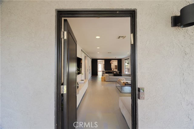 Detail Gallery Image 6 of 30 For 11049 Blix St, Toluca Lake,  CA 91602 - 3 Beds | 2 Baths
