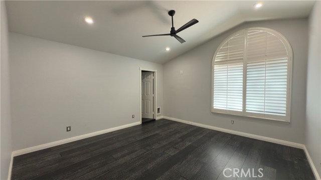 Detail Gallery Image 5 of 10 For 28786 Shadow Valley Ln, Saugus,  CA 91390 - 3 Beds | 3 Baths