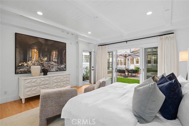 215 Marigold Avenue, Corona del Mar CA: https://media.crmls.org/medias/22658215-d0b8-4994-b023-51f2f14121c5.jpg