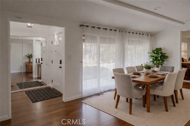 Detail Gallery Image 4 of 23 For 5517 Woodman Ave., Sherman Oaks,  CA 91401 - 4 Beds | 3 Baths