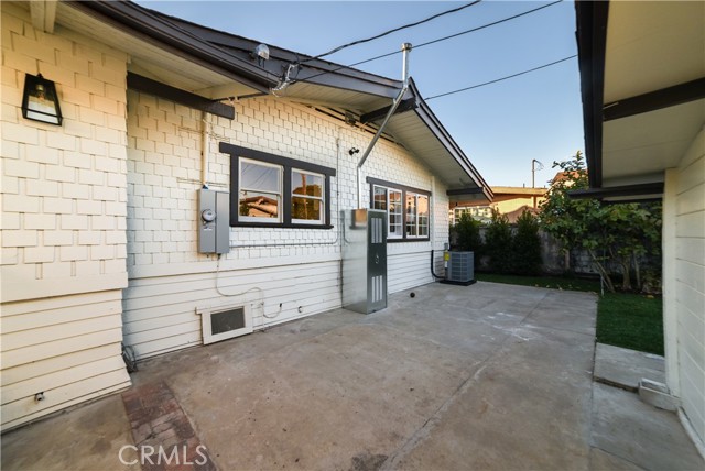 748 N Kenmore, Los Angeles CA: https://media.crmls.org/medias/2267d920-0083-4803-b96c-d39b981f9137.jpg