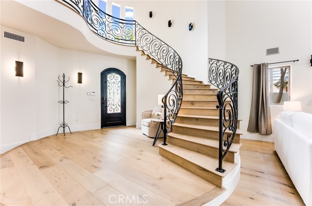 23123 Oxnard Street, Woodland Hills CA: https://media.crmls.org/medias/22693981-fc4d-4a8f-bc44-84c63ccd4311.jpg