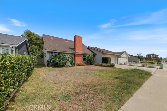 Detail Gallery Image 2 of 38 For 17172 Berlin Ln, Huntington Beach,  CA 92649 - 3 Beds | 2 Baths