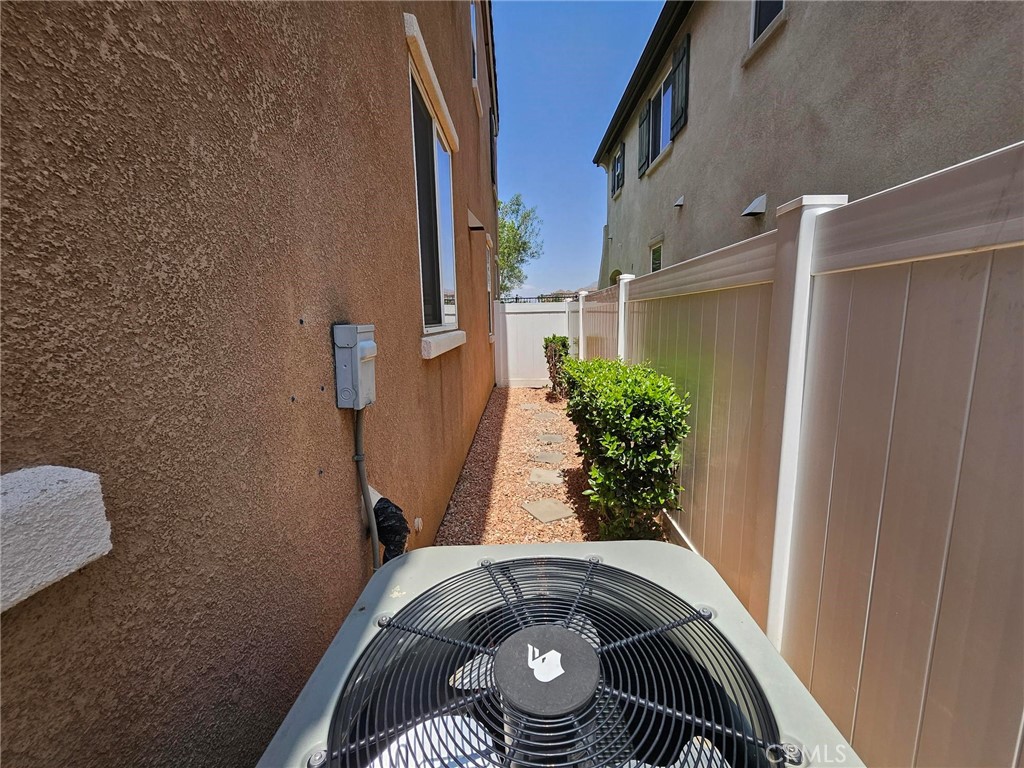 https://media.crmls.org/medias/22750b5f-8f49-4e41-b19a-ddc61c3a4a11.jpg?preset=X-Large