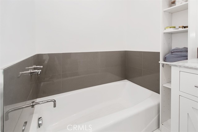 Detail Gallery Image 19 of 36 For 19545 Calvert St, Tarzana,  CA 91335 - 5 Beds | 2/1 Baths
