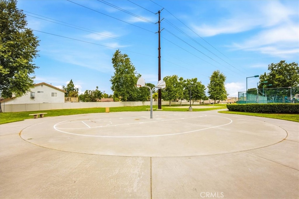 https://media.crmls.org/medias/22774676-0dc5-4fc0-8557-c54d651d2284.jpg?preset=X-Large