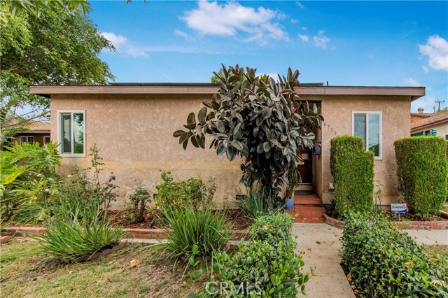 6755 Lindley Avenue photo 2
