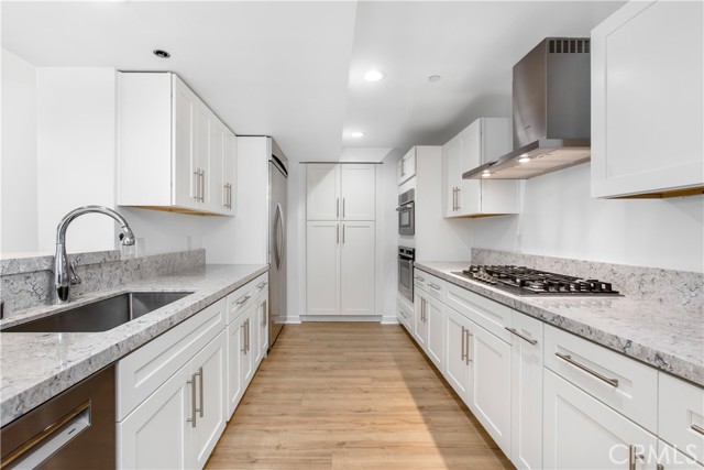 Detail Gallery Image 9 of 27 For 13650 Marina Pointe Dr #506,  Marina Del Rey,  CA 90292 - 2 Beds | 2 Baths