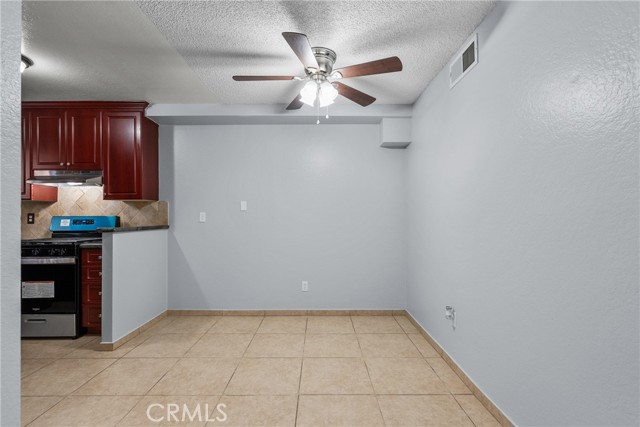 Detail Gallery Image 4 of 28 For 14265 Terra Bella St #10,  Panorama City,  CA 91402 - 3 Beds | 3 Baths