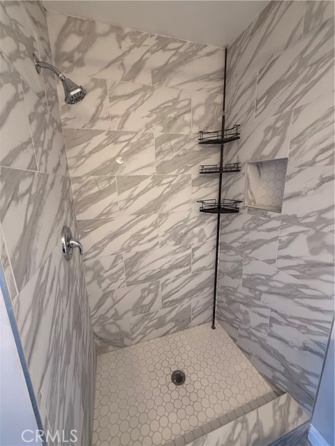 Detail Gallery Image 11 of 14 For 3829 Don Tomaso Dr #4,  Los Angeles,  CA 90008 - 2 Beds | 2 Baths