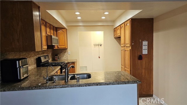 Detail Gallery Image 5 of 24 For 19668 Crystal Springs Ct, Newhall,  CA 91321 - 3 Beds | 2 Baths
