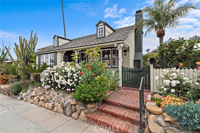 Detail Gallery Image 1 of 18 For 524 Park Ave, Laguna Beach,  CA 92651 - 2 Beds | 2 Baths