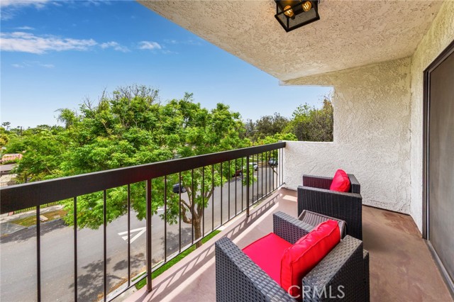 Detail Gallery Image 6 of 20 For 635 E Elmwood Ave #201,  Burbank,  CA 91501 - 3 Beds | 2 Baths