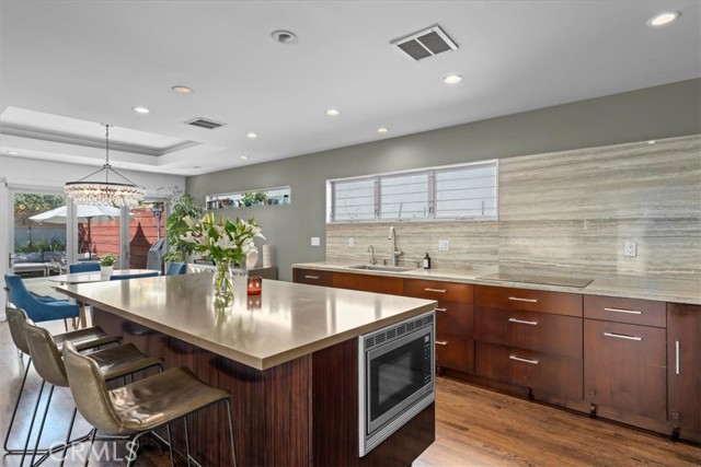 Detail Gallery Image 4 of 22 For 1049 14th St, Manhattan Beach,  CA 90266 - 3 Beds | 2 Baths