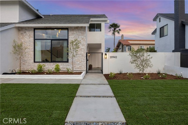 Detail Gallery Image 3 of 33 For 20942 Queens Park, Huntington Beach,  CA 92646 - 5 Beds | 3 Baths