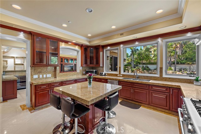 18711 Jockey Circle, Huntington Beach CA: https://media.crmls.org/medias/228947e8-9a9d-4cdd-8d46-ec5b094e36d0.jpg
