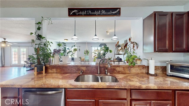 Detail Gallery Image 15 of 74 For 14380 La Brisa Rd, Victorville,  CA 92392 - 4 Beds | 2/1 Baths