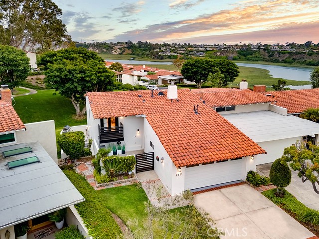 2111 Vista Entrada, Newport Beach CA: https://media.crmls.org/medias/228b4017-4482-4ce6-8fcd-73e94aeef5dc.jpg
