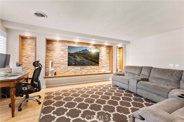Detail Gallery Image 4 of 21 For 1271 N Tulare Way, Upland,  CA 91786 - 4 Beds | 3 Baths