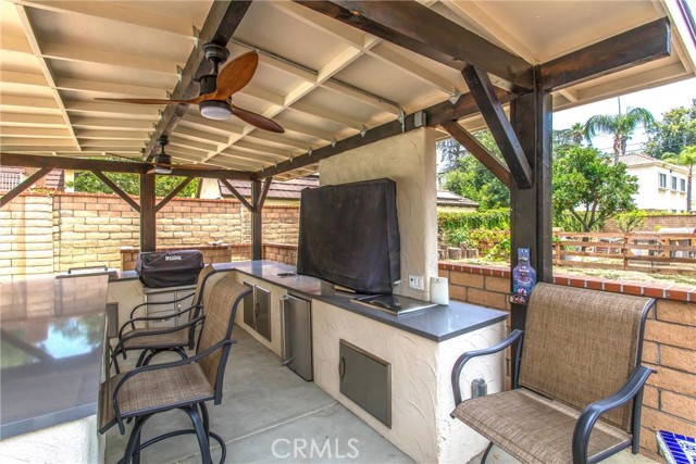 Outdoor kitchen / patio / big screen / entertainment center