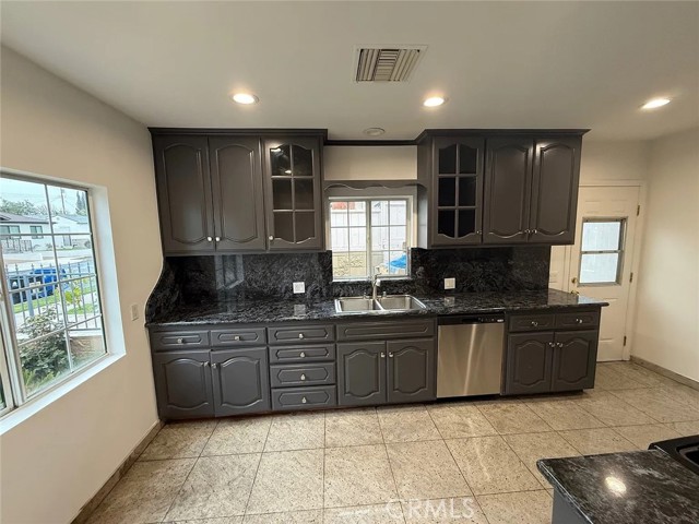 Detail Gallery Image 5 of 15 For 6506 Teesdale Ave, North Hollywood,  CA 91606 - 2 Beds | 1 Baths