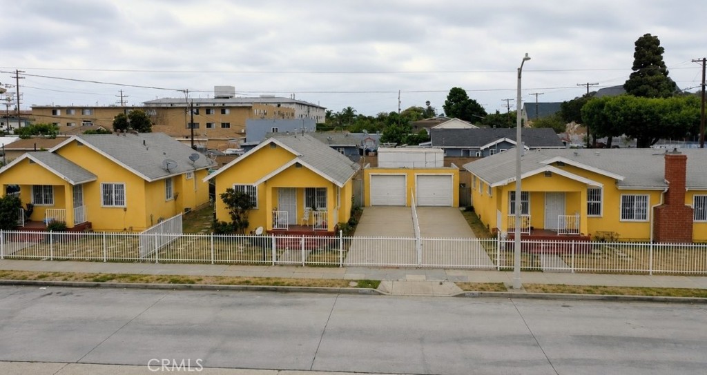 Quadruplex at 909 W Denni Street