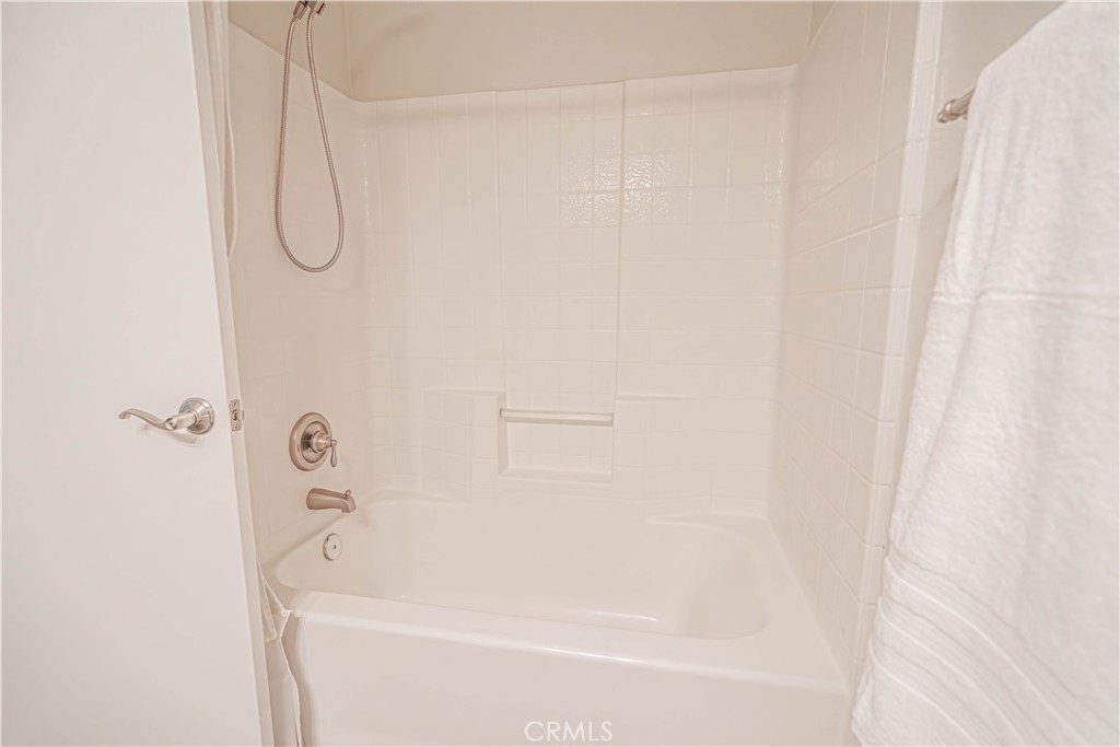 https://media.crmls.org/medias/229cdd85-316c-4d1f-b68b-0a9ccda3dd23.jpg?preset=X-Large
