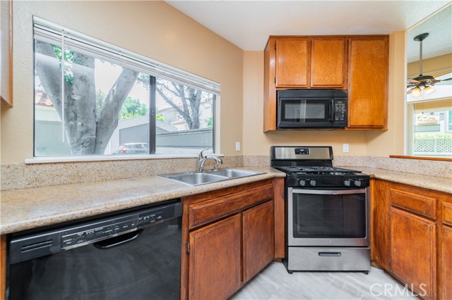 45 Willowcrest Lane, Pomona CA: https://media.crmls.org/medias/229d0e28-87c5-45d2-a2b2-744f3ff87d8c.jpg