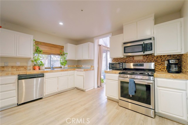 13584 Sutter Court, Fontana CA: https://media.crmls.org/medias/229d54cc-2d8f-4761-81f9-2b2adbb0d378.jpg