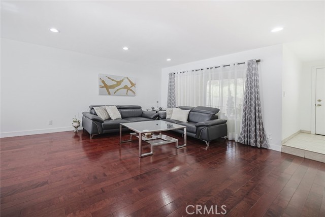 Detail Gallery Image 15 of 39 For 9775 via Roma, Burbank,  CA 91504 - 2 Beds | 3 Baths