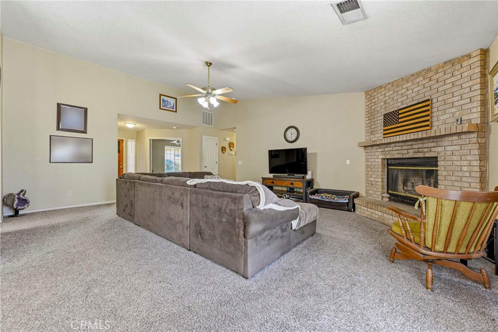 https://media.crmls.org/medias/22a0cdab-69a8-4bd0-ac58-27fd57b21d04.jpg?preset=X-Large
