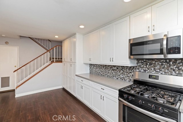 Detail Gallery Image 9 of 31 For 983 Elsa Ct #B,  Corona,  CA 92881 - 2 Beds | 2/1 Baths