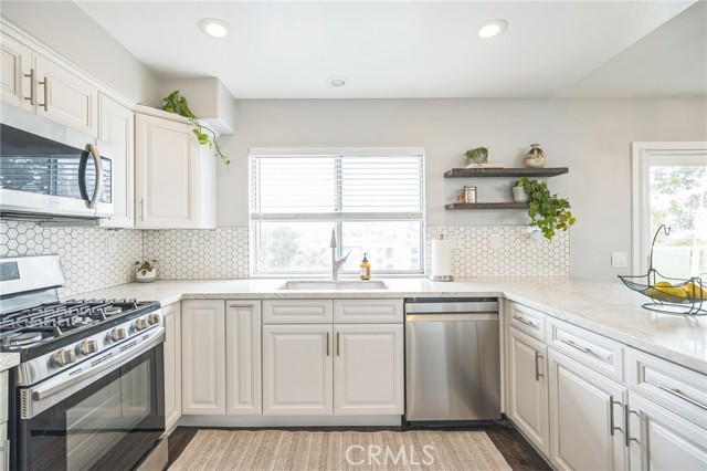 32 Carriage Drive, Lake Forest CA: https://media.crmls.org/medias/22a4a9f1-5a2d-4261-96c4-7045f536cead.jpg