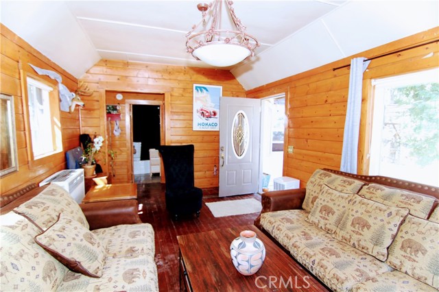 Detail Gallery Image 6 of 24 For 1109 Scenic Way, Rimforest,  CA 92378 - 2 Beds | 1 Baths