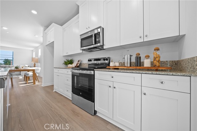Detail Gallery Image 4 of 28 For 9423 N Sepulveda Blvd #1,  North Hills,  CA 91343 - 3 Beds | 3/1 Baths