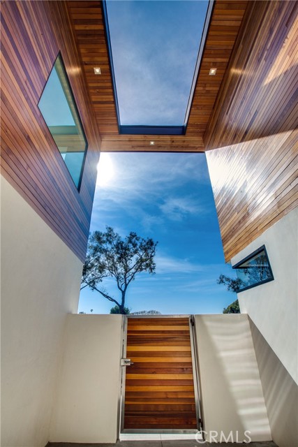 Detail Gallery Image 4 of 26 For 324 Saint Andrews Rd, Newport Beach,  CA 92663 - 5 Beds | 5/1 Baths