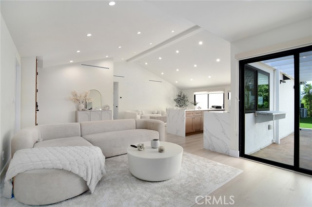 Detail Gallery Image 7 of 47 For 10947 Lurline Ave, Chatsworth,  CA 91311 - 5 Beds | 4 Baths