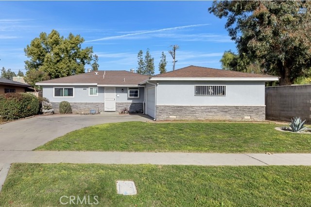 Detail Gallery Image 2 of 25 For 5097 E Carmen Ave, Fresno,  CA 93727 - 3 Beds | 2 Baths
