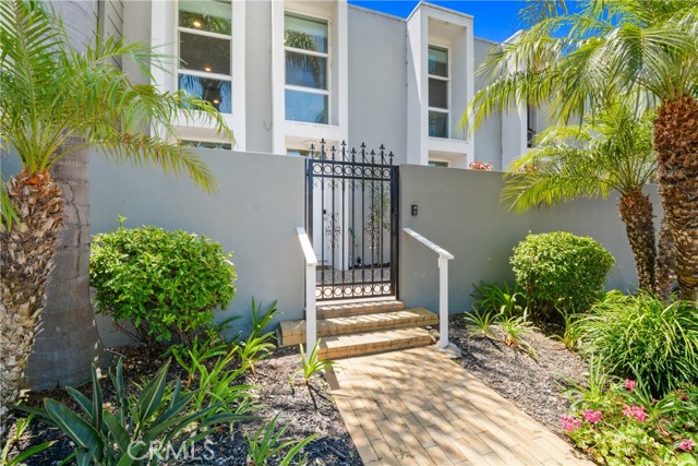 4062 Aladdin Drive, Huntington Beach CA: https://media.crmls.org/medias/22ac50d7-0be5-48cf-bda2-da9e9ee6af28.jpg