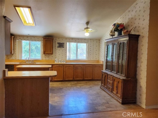 ...convenient, sunny breakfast area ...