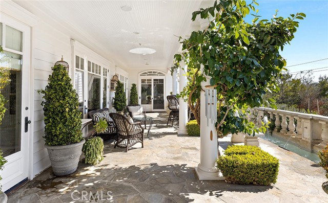 1 San Mateo Way, Corona del Mar CA: https://media.crmls.org/medias/22b23d3a-255e-49ea-9ce4-d2f825a1c617.jpg