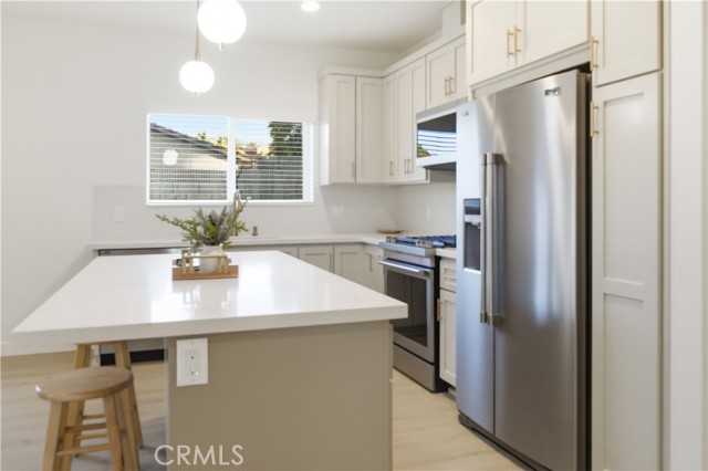 Detail Gallery Image 3 of 36 For 215 E 2nd St a,  San Dimas,  CA 91773 - 2 Beds | 2 Baths