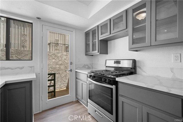 Detail Gallery Image 9 of 32 For 11954 Mayfield Ave #3,  Los Angeles,  CA 90049 - 2 Beds | 2/1 Baths