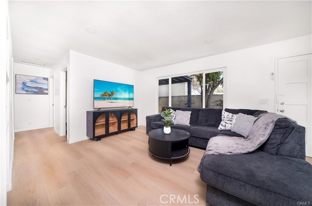 Detail Gallery Image 4 of 9 For 1011 W Myrtle, Santa Ana,  CA 92703 - 3 Beds | 1 Baths