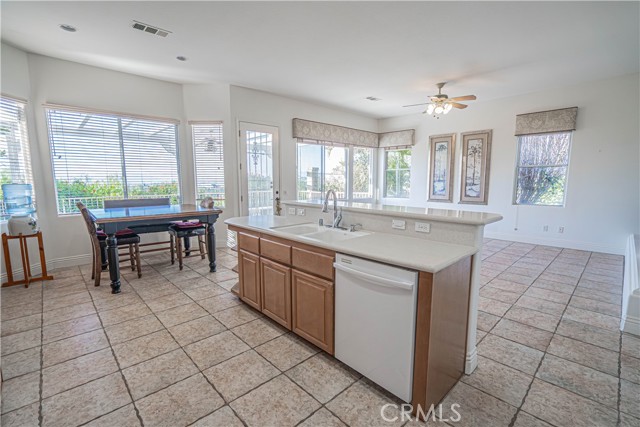 Detail Gallery Image 13 of 45 For 22440 Skylake Pl, Saugus,  CA 91390 - 5 Beds | 3/1 Baths