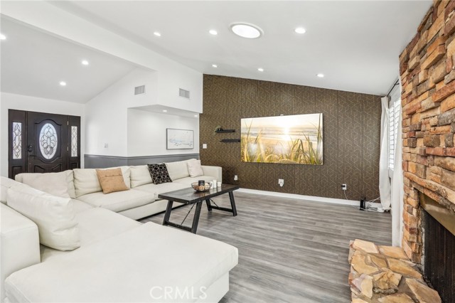 5633 Rawlings Avenue, Woodland Hills CA: https://media.crmls.org/medias/22bdff13-080a-492d-9de6-2da3de38ec32.jpg